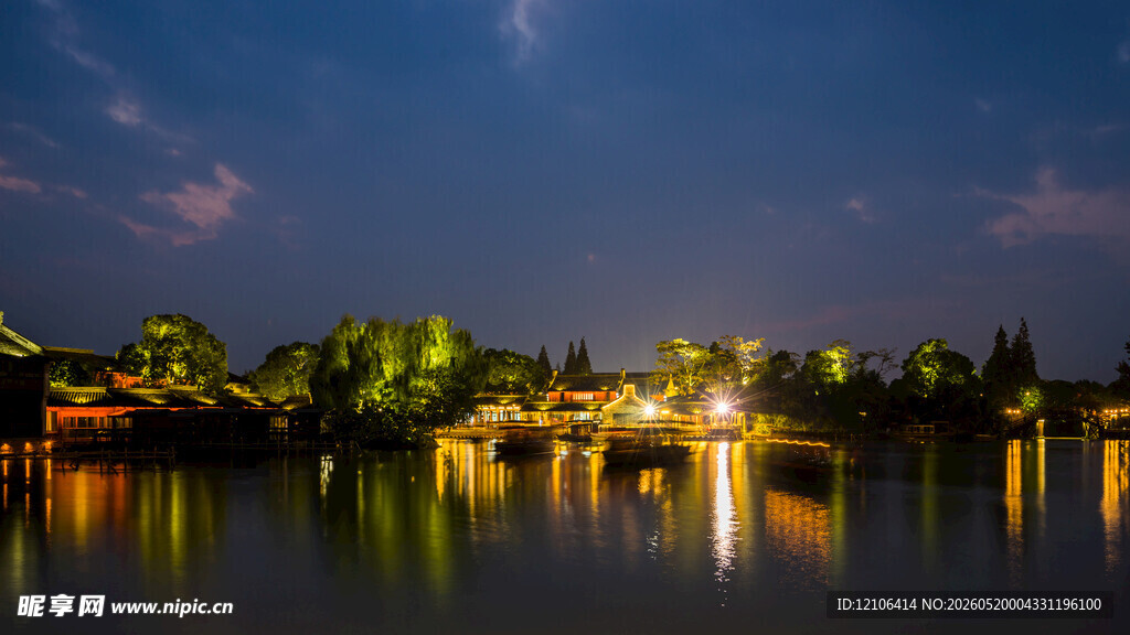 湖畔夜景灯火映波光
