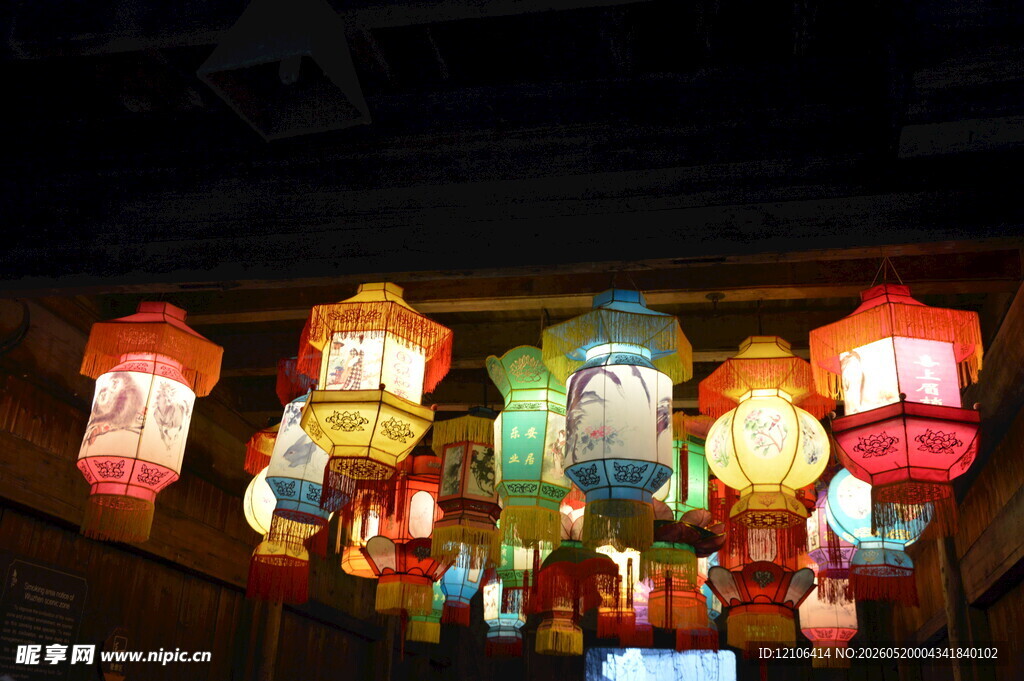 传统中式灯笼悬挂夜景