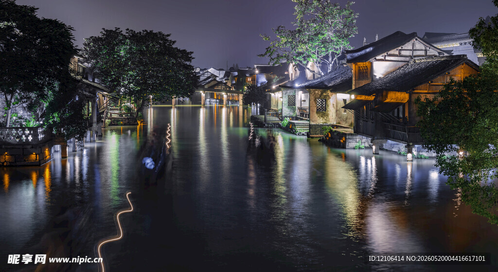 江南水乡夜景静谧而迷人
