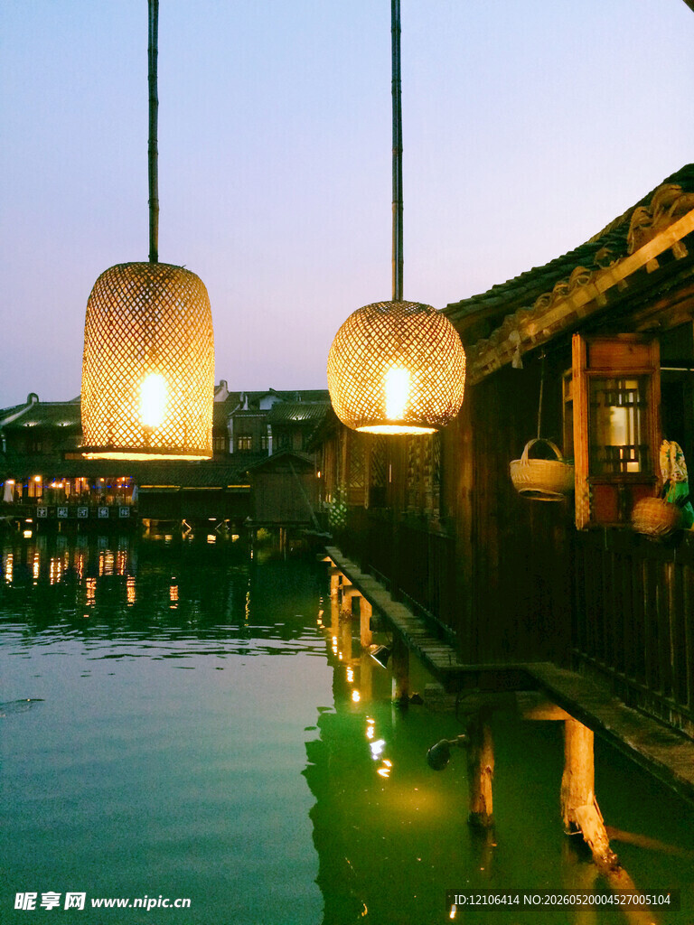 水乡夜景灯笼映照古建筑