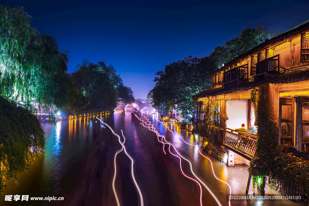 水乡夜景流光溢彩的河畔