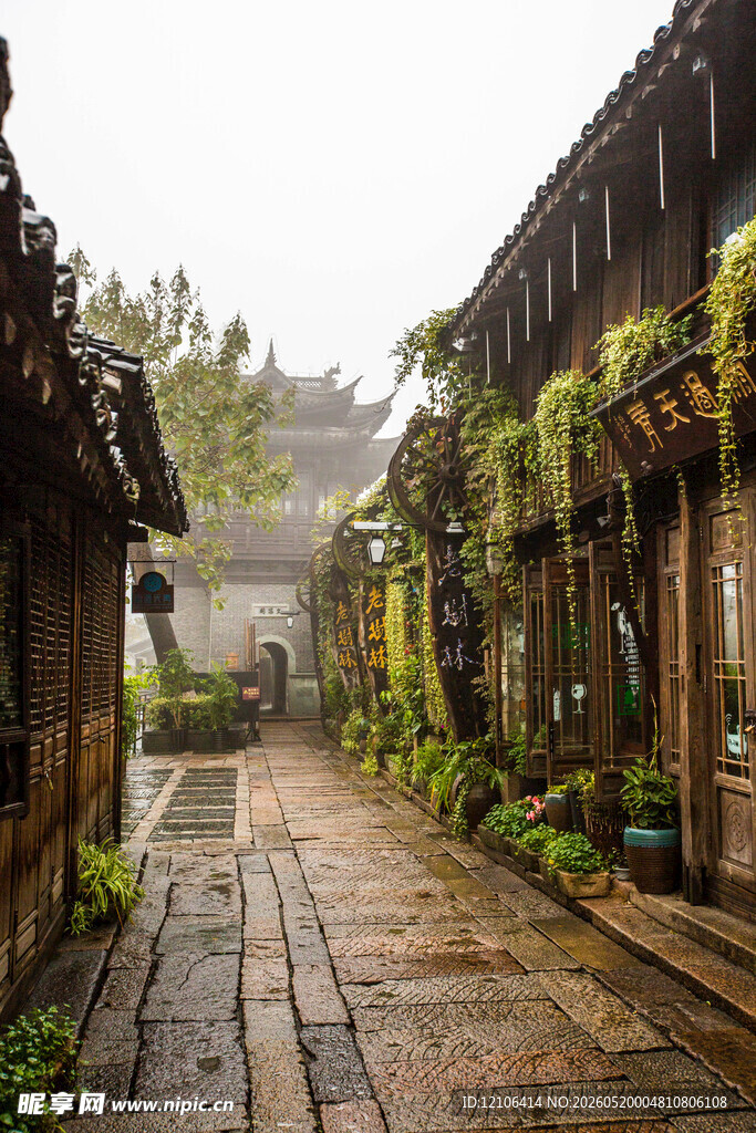 古巷烟雨静谧的中式老街景