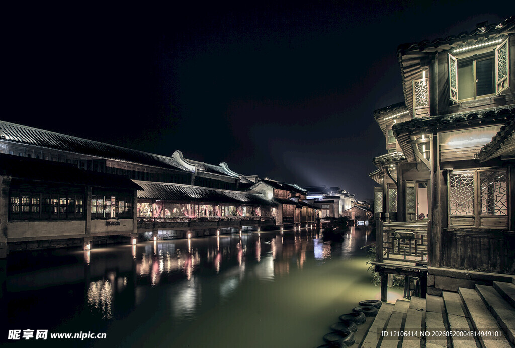 江南水乡夜景静谧古巷