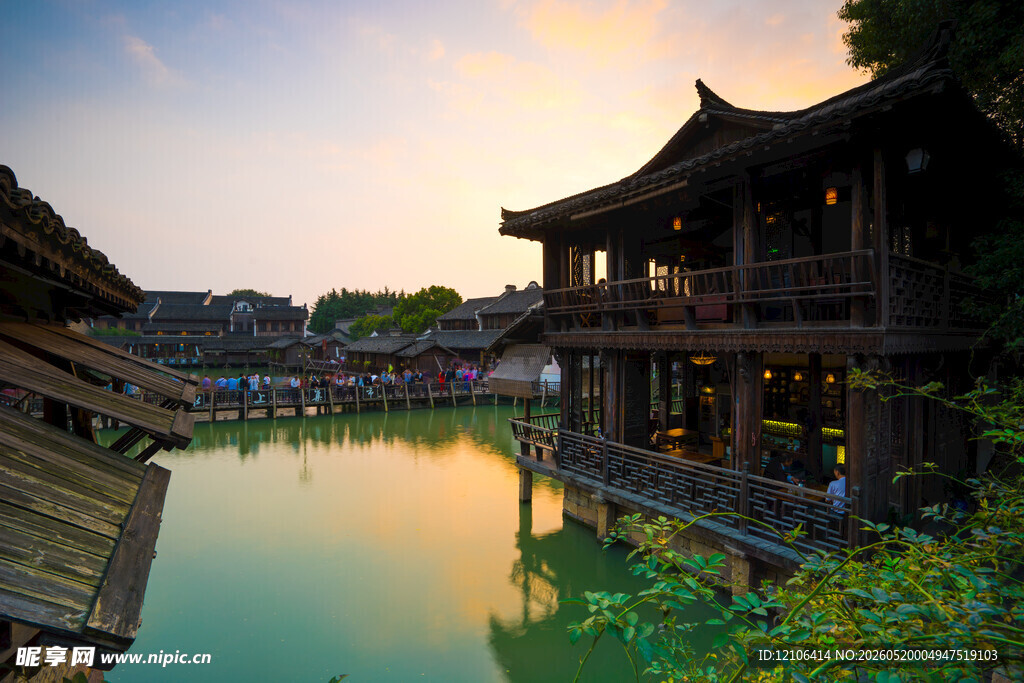 水乡古建夕阳下的宁静美景