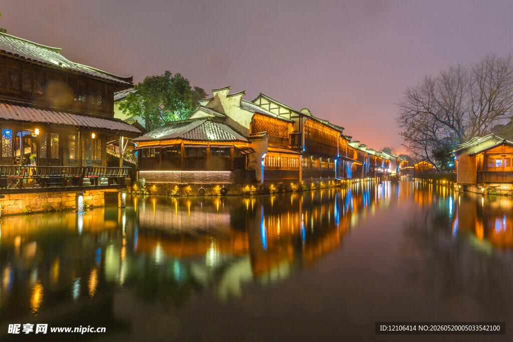 水乡夜景古建倒映波光
