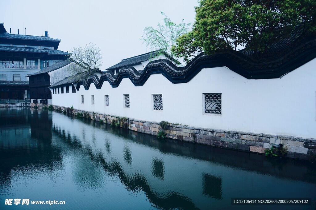 江南水乡白墙黑瓦景致