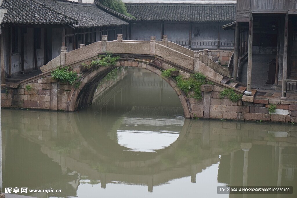 江南水乡古桥映于碧水