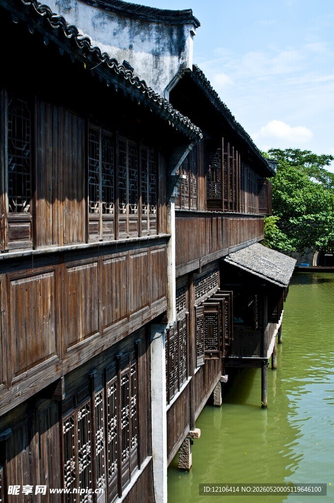 江南水乡古建筑临水而立