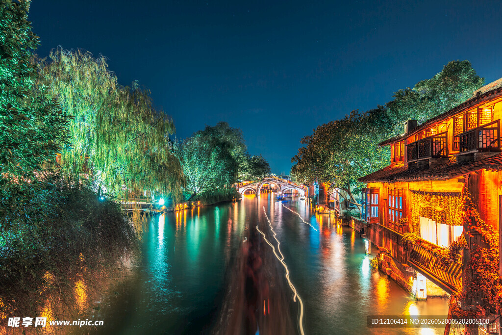 江南水乡夜景灯火映碧波