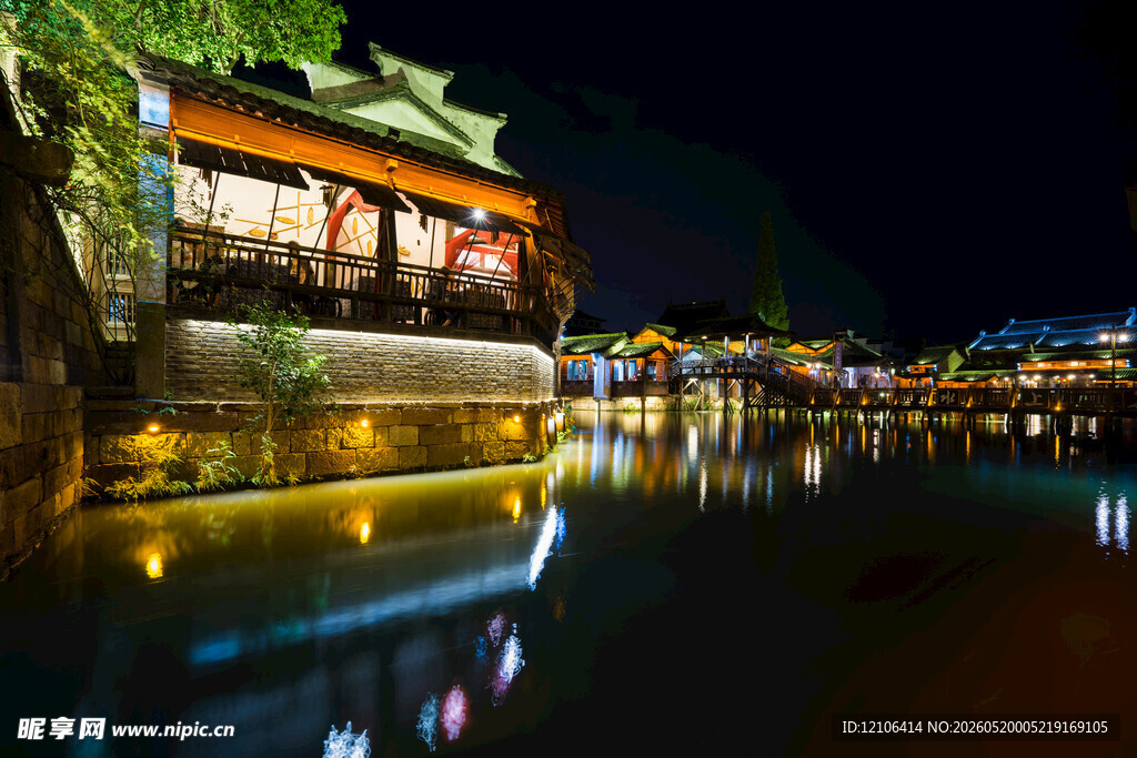 夜晚河畔古雅建筑倒影