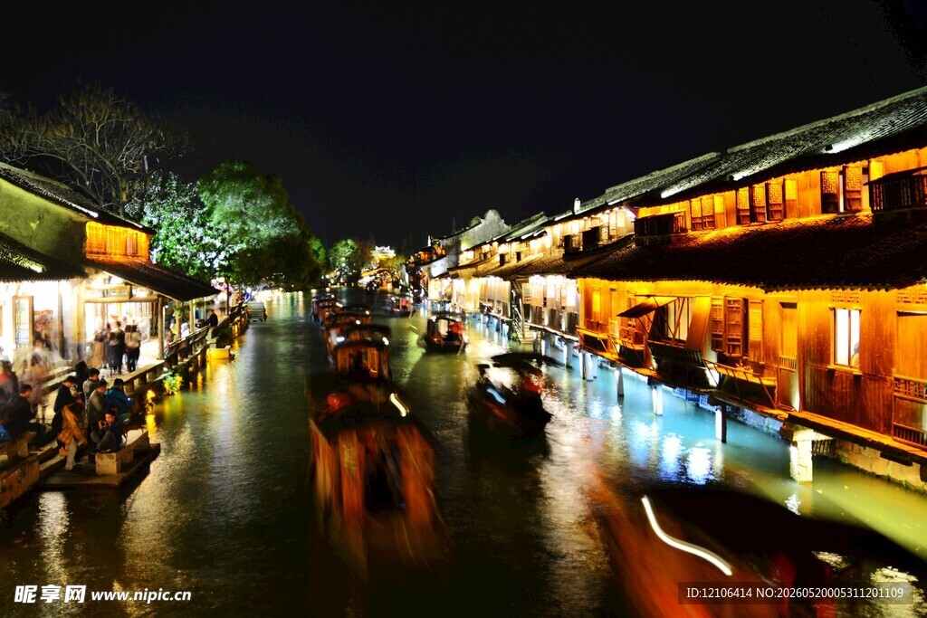 江南水乡夜景灯火摇曳