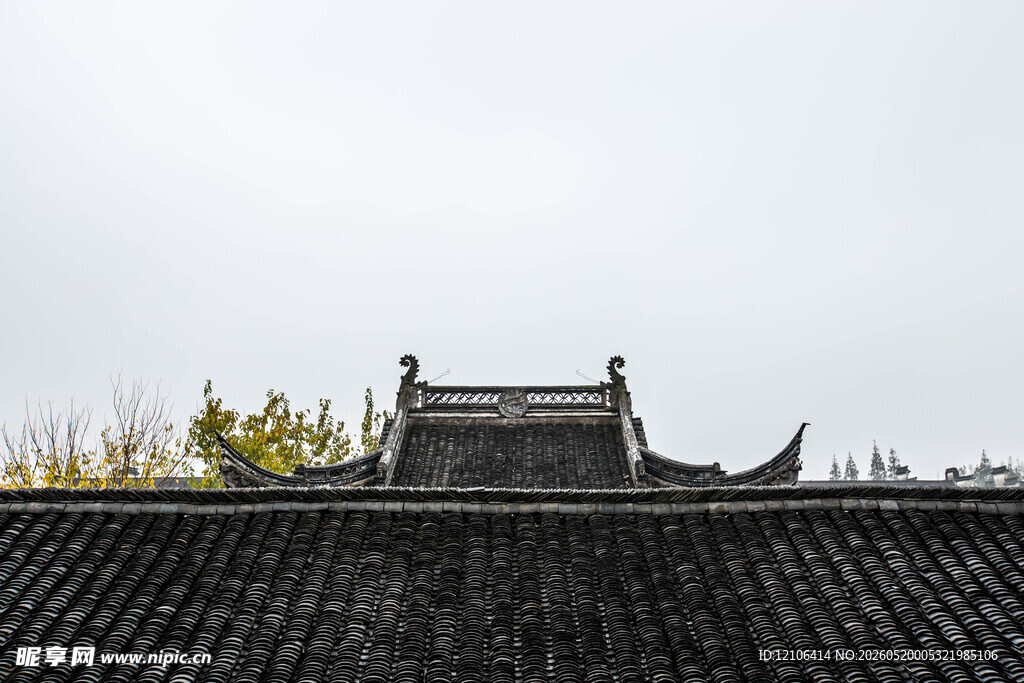 中式古建筑屋顶一角