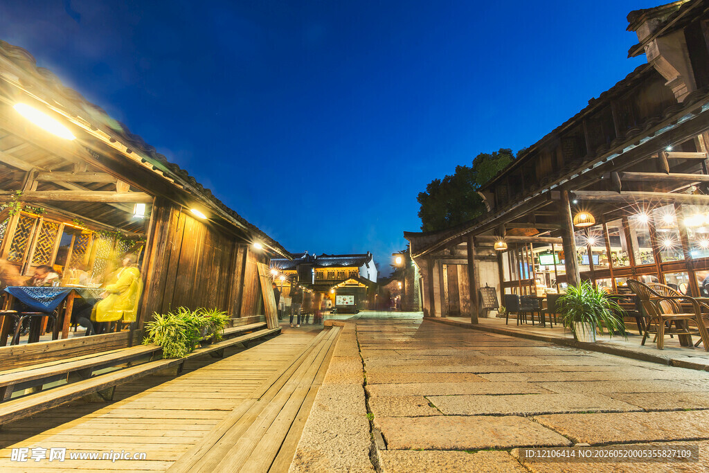 古街夜景灯火映照古建筑