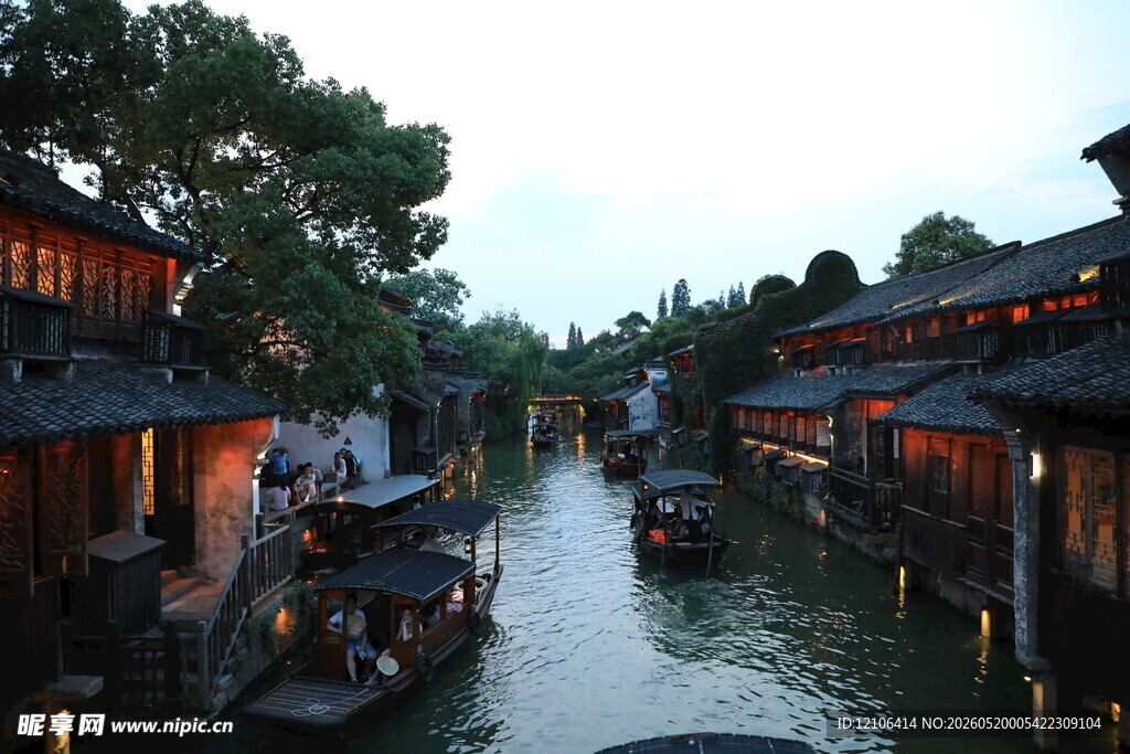 江南水乡夜色中的静谧河道