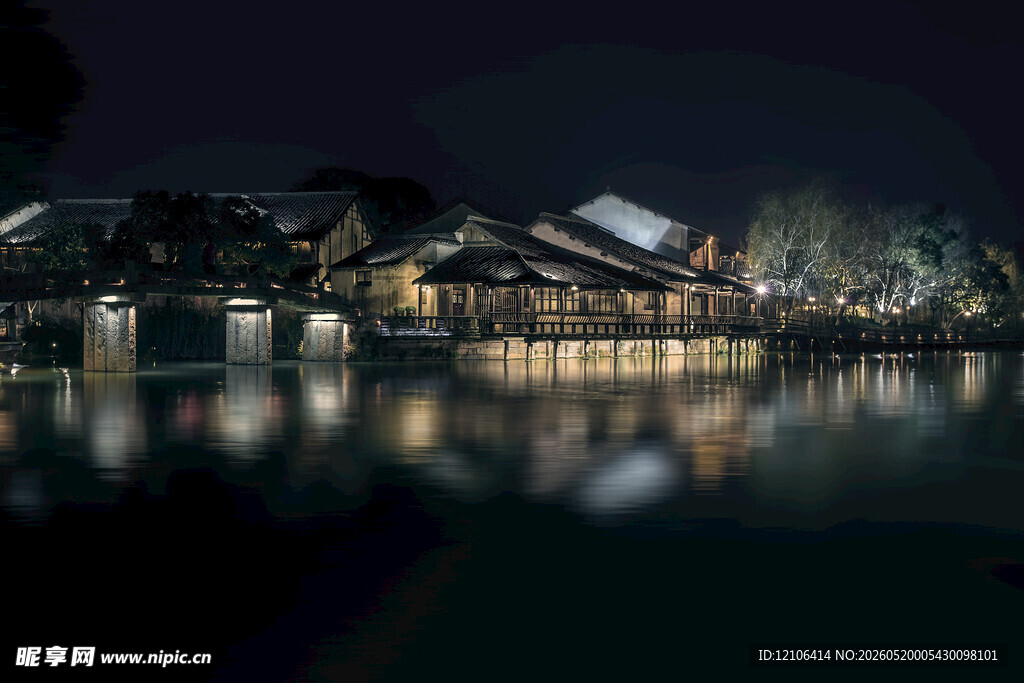 水乡夜景静谧的灯火倒影