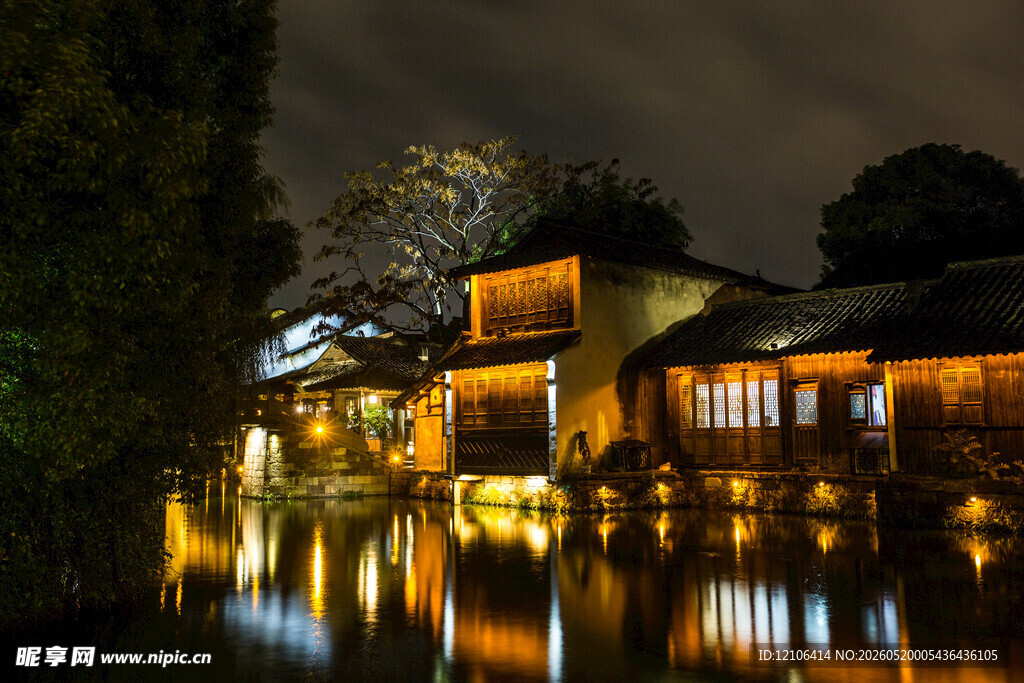 水乡夜景古建灯火映湖面