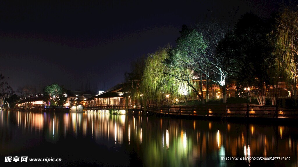 湖畔夜景灯光映照水面