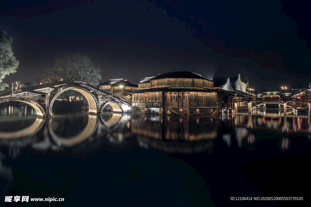 夜晚河畔璀璨建筑景观
