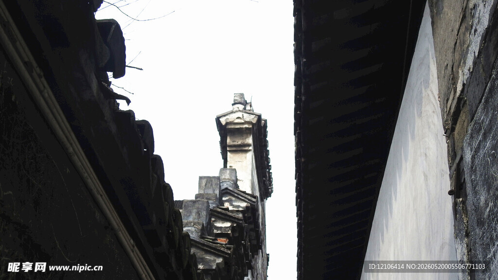 古建屋檐与远处塔楼