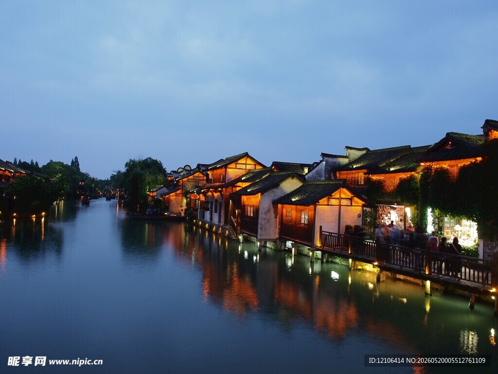 水乡夜景古建倒映于碧波