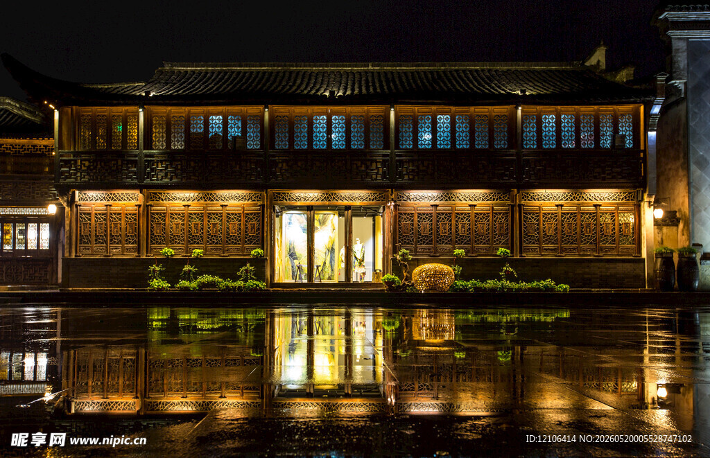 水乡夜景古建筑倒影之美