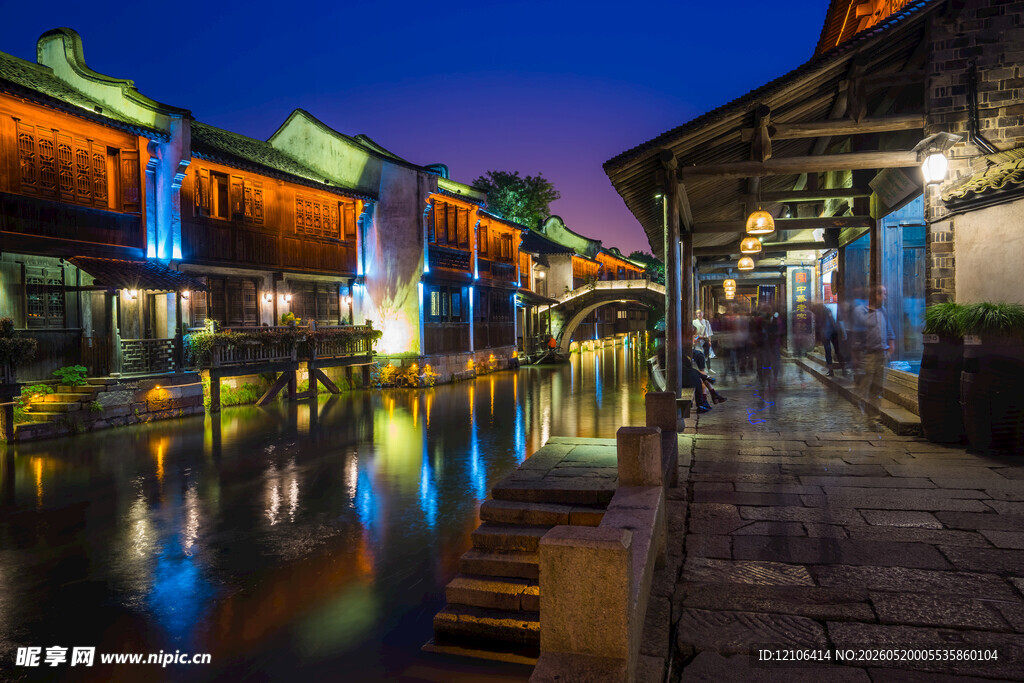 水乡夜景古巷灯火映碧波