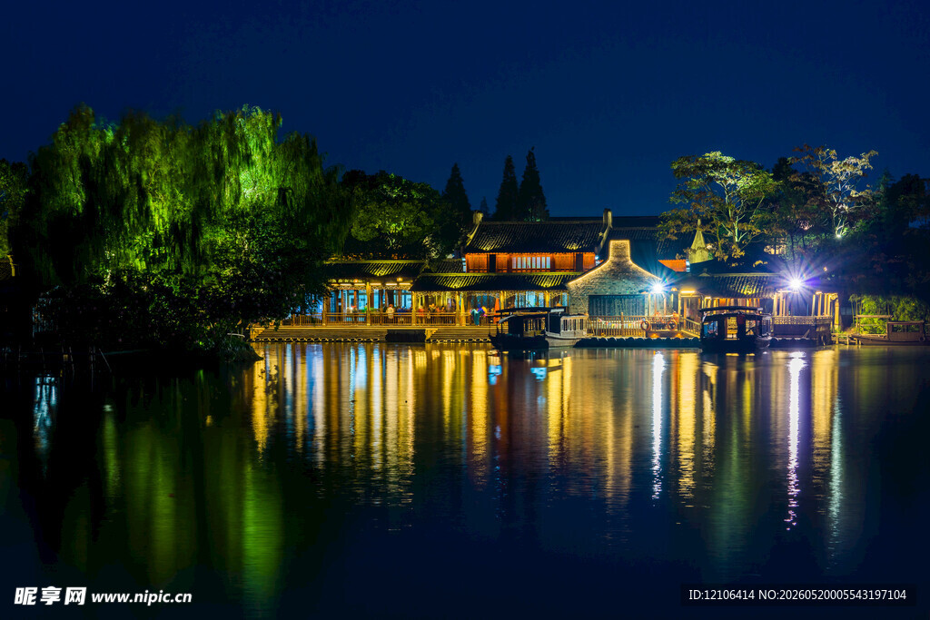 湖畔夜景点亮迷人夜色