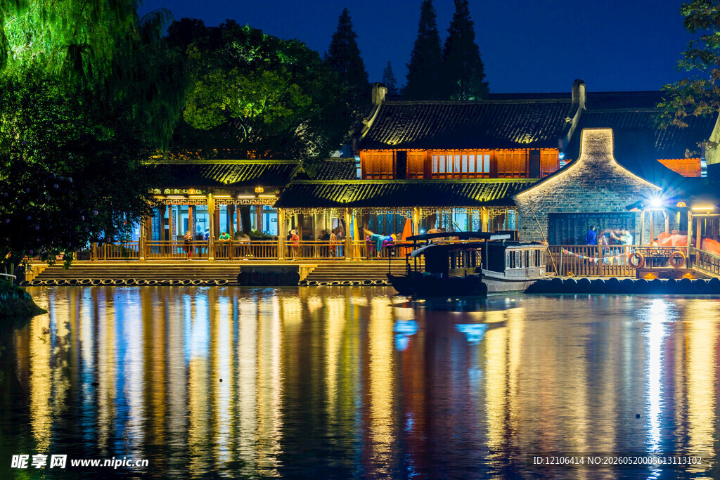江南水乡夜景灯火映湖面