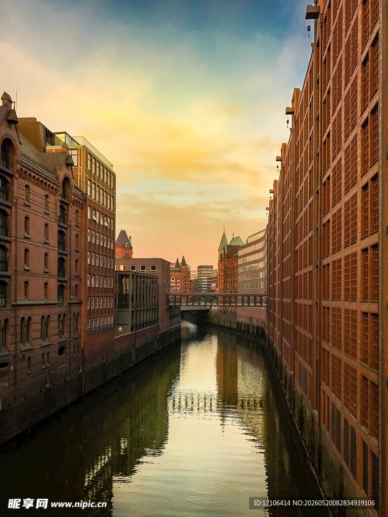 河畔古建筑群的黄昏美景
