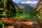 山间碧绿湖水与秀丽山峦