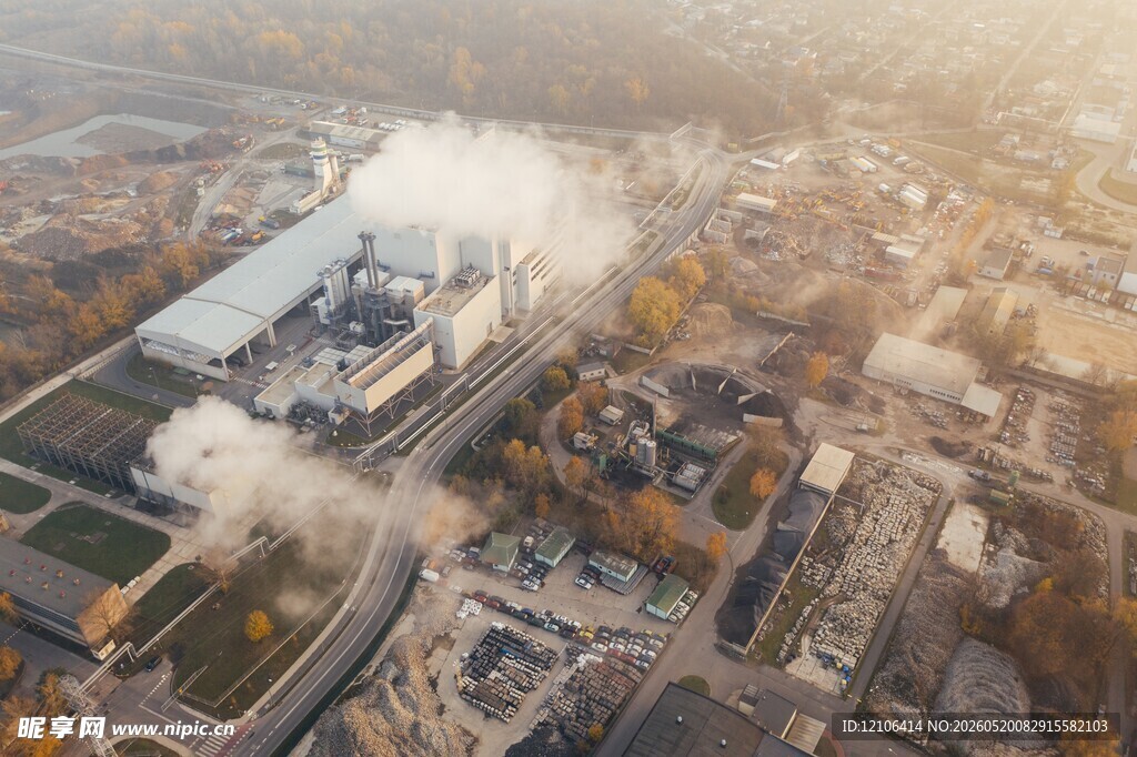 城市工厂鸟瞰烟雾缭绕景象