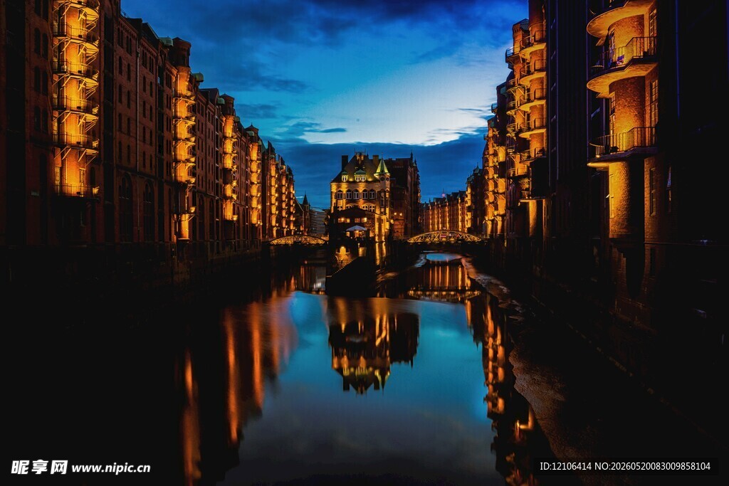 河畔夜景建筑与水光相映