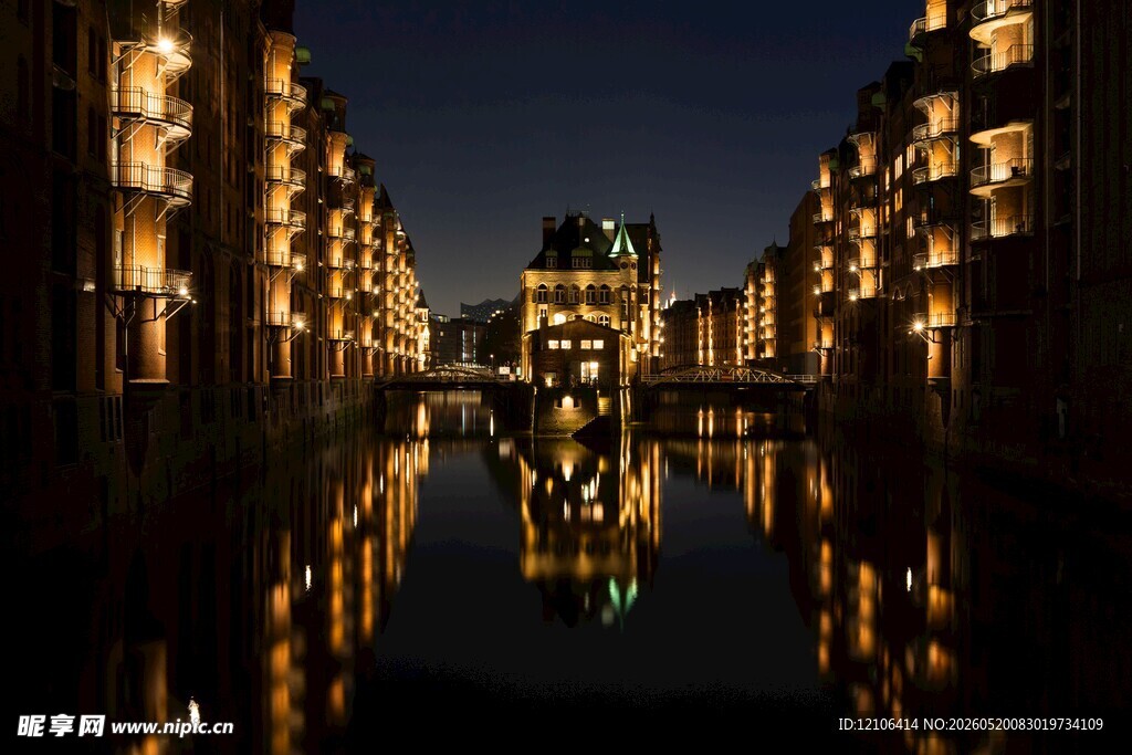 夜晚河畔建筑倒影美景