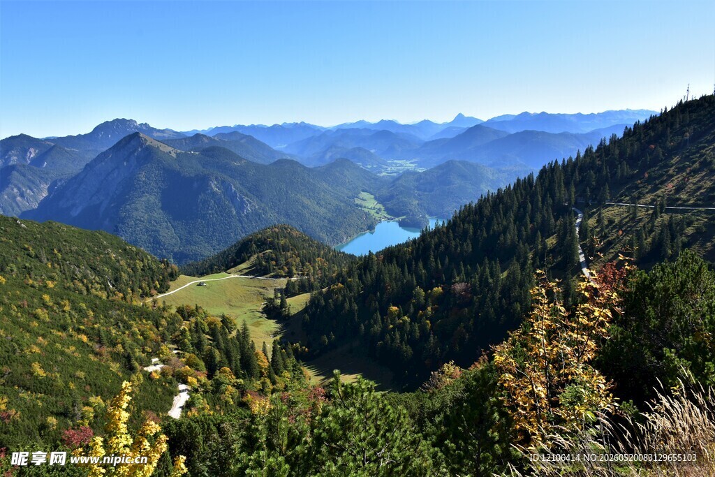 山间美景远眺翠绿山谷湖泊