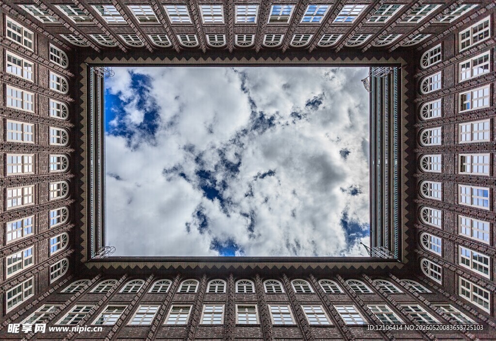 仰望楼间天空