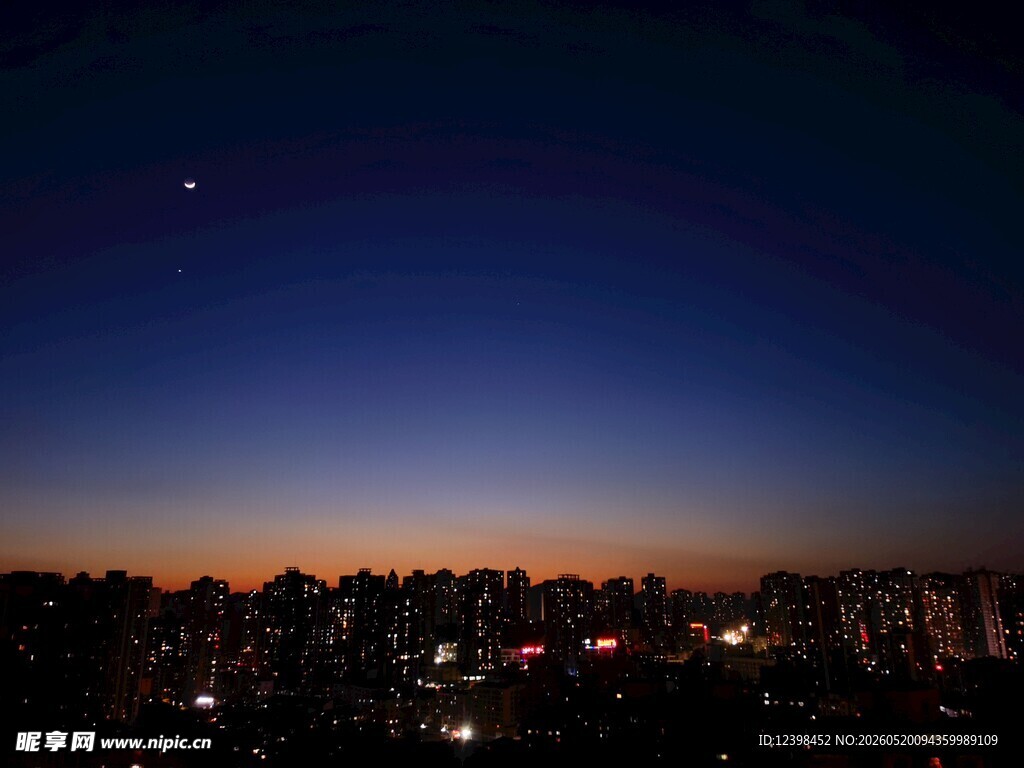 城市夜幕下的绚烂天际线