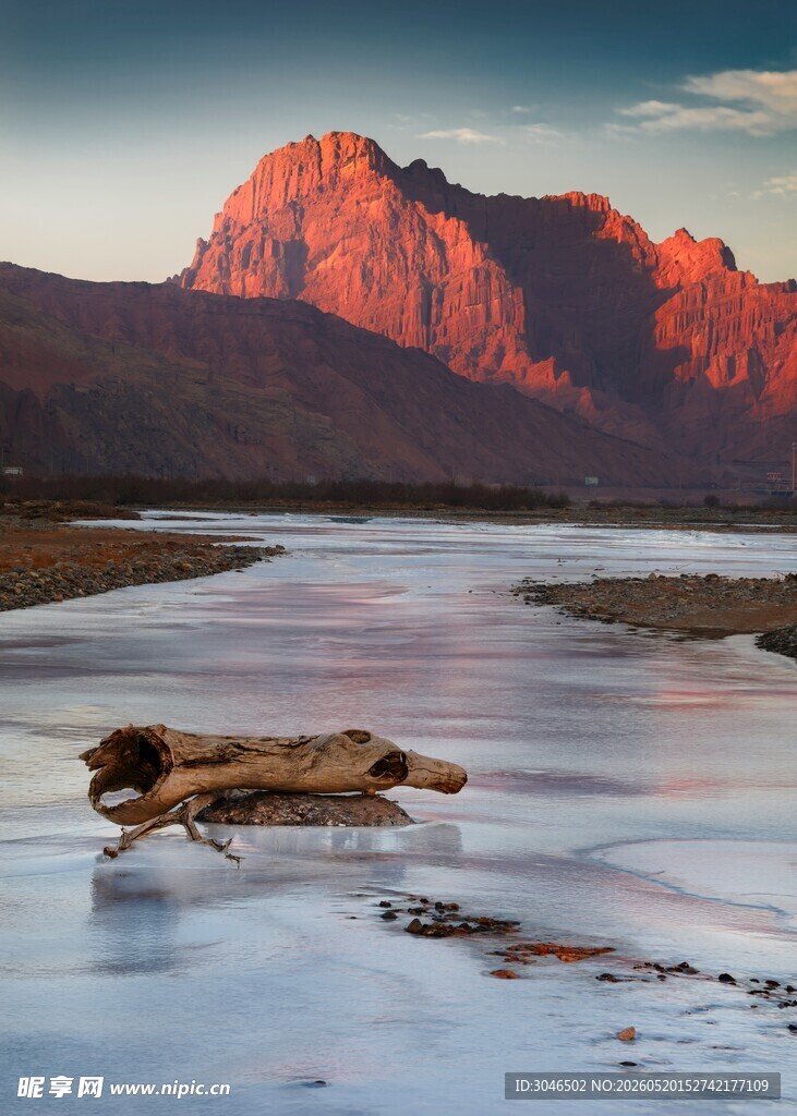 夕阳下的山水静谧美景