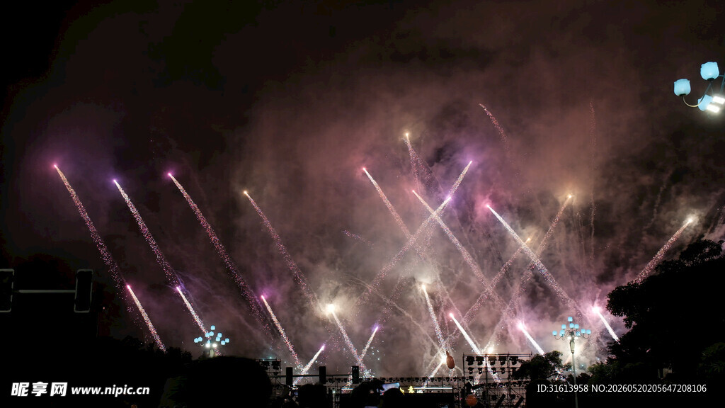 夜空中绚烂的激光束表演