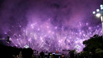 夜空中绚烂的紫色烟花秀