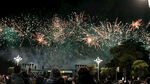 夜空中绚烂的烟花表演