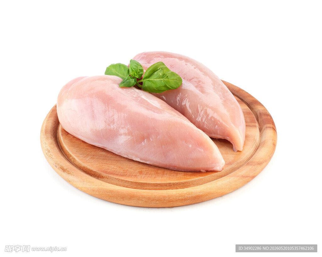 木盘上的新鲜生鸡肉