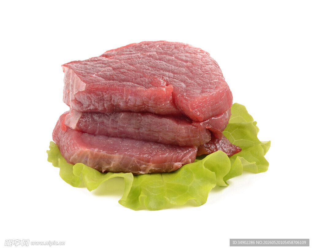新鲜生菜上堆叠的牛肉块