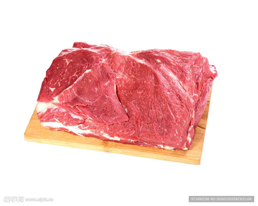新鲜牛肉置于木板上