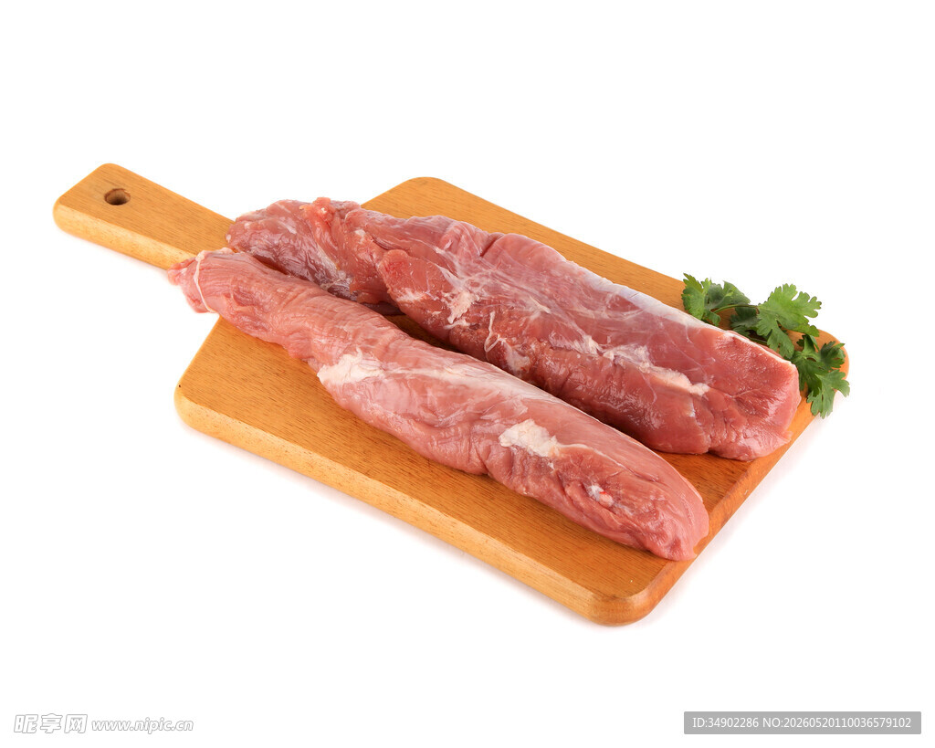 砧板上的新鲜猪肉卷