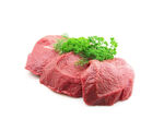 新鲜牛肉切片配绿色香草