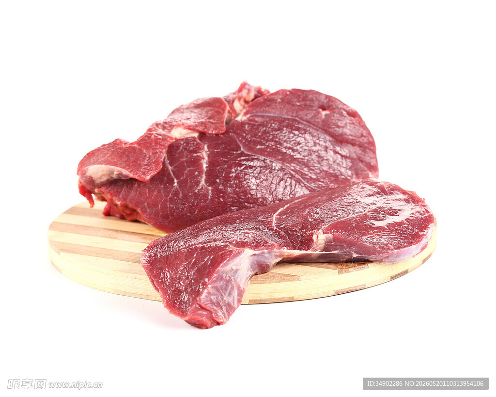 新鲜生牛肉置于木盘上