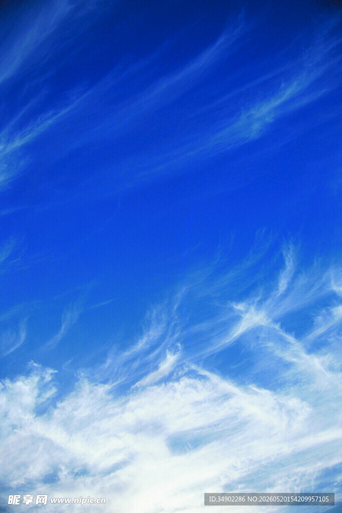 蔚蓝天空中的飘逸白云