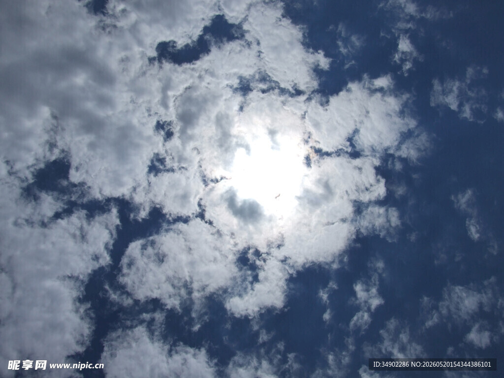 阳光穿透云层的天空景象