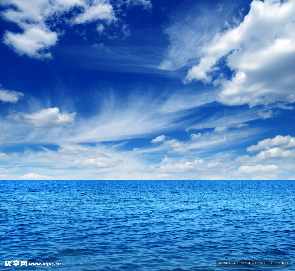 蔚蓝大海与晴朗天空美景
