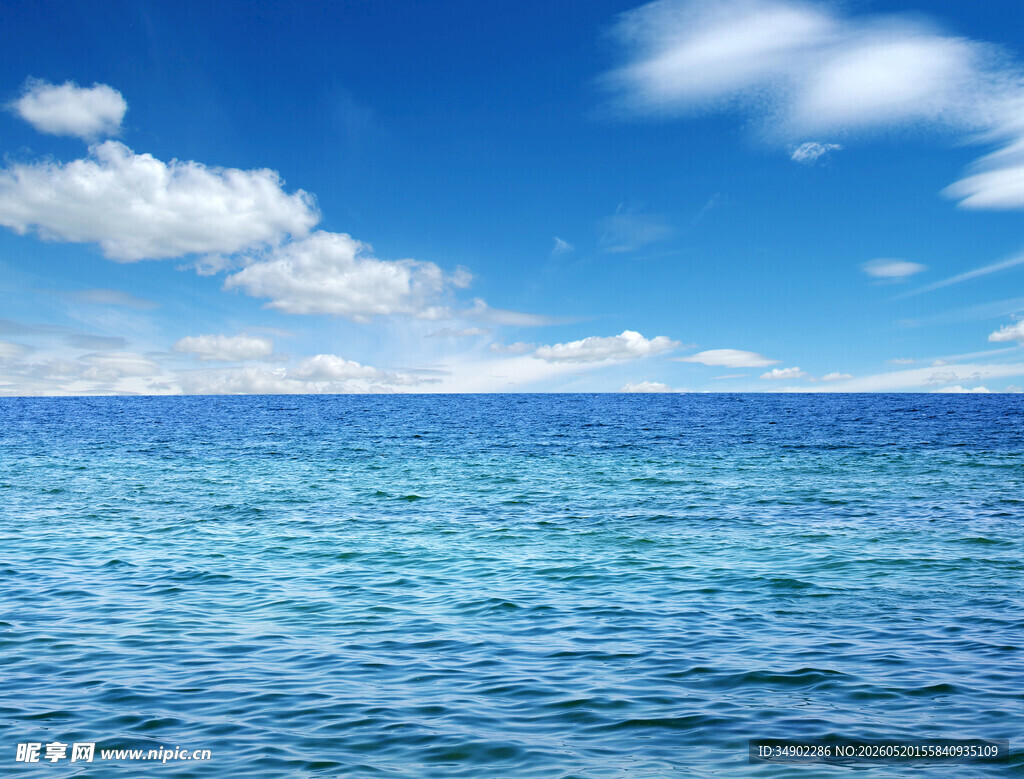 蔚蓝大海与晴朗天空